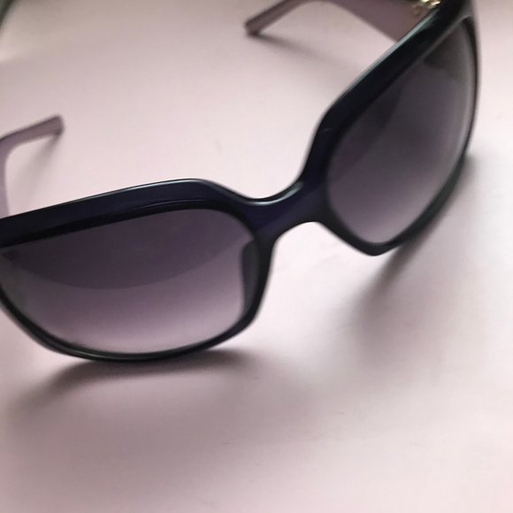 Women's Gucci Sunglasses - Picture 4 of 8